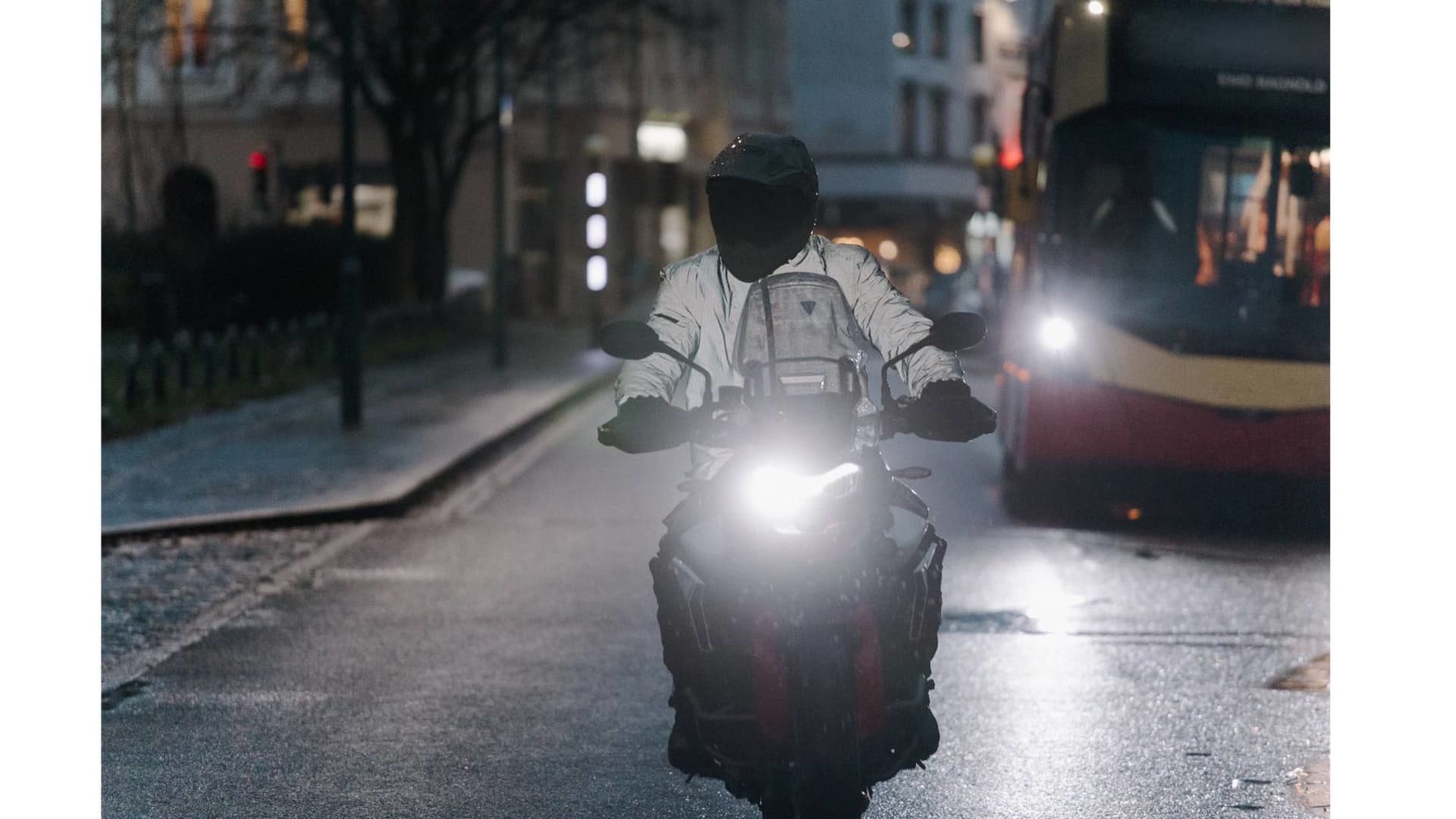 Bleib sichtbar, bleib sicher: Warum reflektierende Kleidung für Motorradfahrer wichtig ist