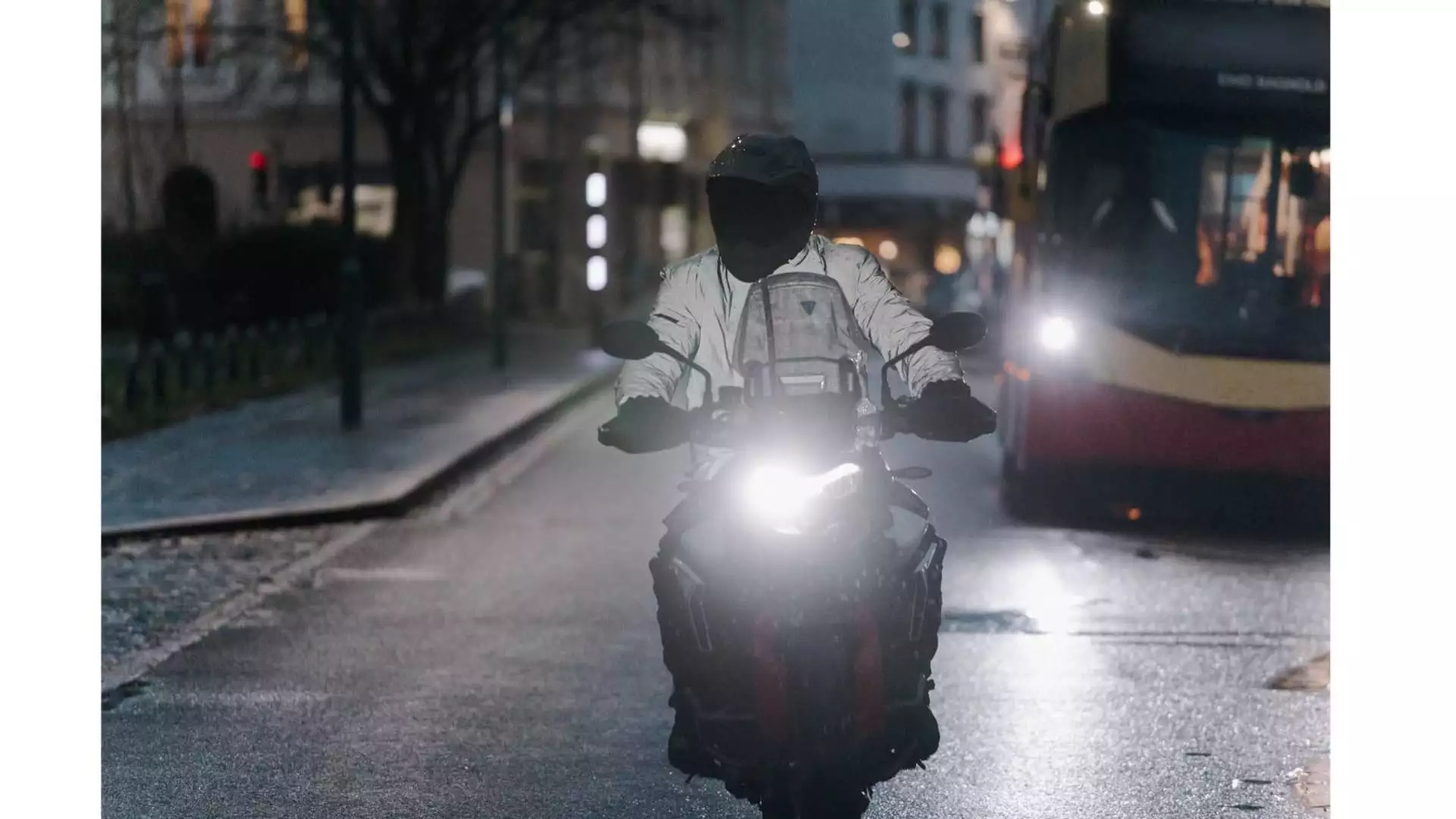 Bleib sichtbar, bleib sicher: Warum reflektierende Kleidung für Motorradfahrer wichtig ist