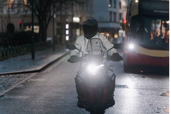 Bleib sichtbar, bleib sicher: Warum reflektierende Kleidung für Motorradfahrer wichtig ist