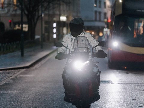 Bleib sichtbar, bleib sicher: Warum reflektierende Kleidung für Motorradfahrer wichtig ist