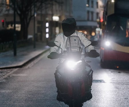 Bleib sichtbar, bleib sicher: Warum reflektierende Kleidung für Motorradfahrer wichtig ist