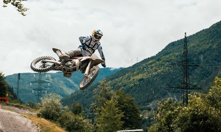 Carson Brown’s Lap Attack on the KTM 2-Stroke Machine – Pure Motocross Mayhem