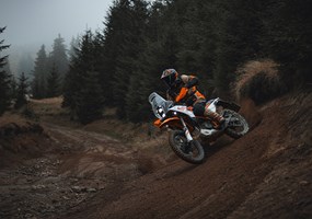 2026 KTM 390 Adventure R Eins ist klar: Die KTM 390 ADVENTURE R ist das offroad-tauglichste Mittelgewicht-Adventure-Bike in ihrem Segment. Das mag eine ... Weiter >>