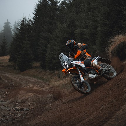 2026 KTM 390 Adventure R Eins ist klar: Die KTM 390 ADVENTURE R ist das offroad-tauglichste Mittelgewicht-Adventure-Bike in ihrem Segment. Das mag eine ... Weiter >>