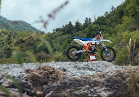 2026 KTM 500 EXC-F 6DAYS Nur wenige Maschinen können mit der KTM 500 EXC-F 6DAYS mithalten. Power, Drehmoment, unvergleichliches Handling und pure 4-Takt-Power machen dieses Enduro-Bike zu einer Klasse für sich. Ausgestattet mit Closed-Cartridge-Fahrwerk und einem Elektronikpaket, das die Konkurrenz in den Schatten stellt, ist die KTM 500 EXC-F 6DAYS bereit für jede Herausforderung. Die Highlights der KTM EXC 6DAYS RANGE sind: