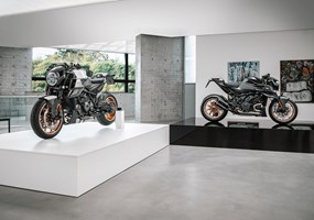 2023 BRABUS 1300 R Masterpiece Edition Die BRABUS 1300 R Masterpiece Edition ist die am stärksten limitierte Serie von BRABUS Motorrädern, die je gebaut wurde. Als die letzten 50 jemals hergestellten Exemplare verkörpern diese einzigartigen Masterpieces das letzte Kapitel. Das macht sie zu einem begehrten Besitz für echte Enthusiasten, die ein Stück Geschichte ihr Eigen nennen wollen. Dieses Bike ist dein Alleinstellungsmerkmal in einer konformen Welt. Ein Kulminationspunkt unnachgiebiger Leidenschaft und ein pures 1-Second-Wow, das weit über ein bloßes Statement hinausgeht. Zugegeben: Dieses Bike ist fast zu selten, um gefahren zu werden. Es ist die atemberaubende Verkörperung maximaler Geschwindigkeit – erhältlich in zwei exklusiven Farbvarianten und geschaffen, um dem Begriff „Luxus auf zwei Rädern“ eine neue Bedeutung zu verleihen. Und die Grenzen von Stil und limitierter Exklusivität zu überschreiten. Bleibt nur noch eine einzige Frage: Hast du den Mut, mit diesem Bike zu fahren?