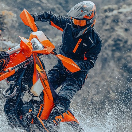 2026 KTM 250 EXC-F Die KTM 250 EXC-F ist seit Jahren die erste Wahl für ambitionierte Wochenendfahrer und erfahrene Rennchampions – und das aus gutem Grund. Klassenführendes Handling, kräftiges Drehmoment im unteren Bereich und ein vertrauenerweckendes Fahrverhalten machen es leicht, schnell zu fahren und alle Grenzen auszuloten. Sie ist bereit, bis ans Limit zu gehen. Die Frage ist: Bist du bereit, dein eigenes Limit neu zu definieren?