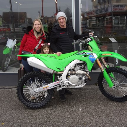 Übergabe einer Kawasaki KX 250! 
Es freut uns, dass wir an Thomas eine neue Kawasaki KX 250 der Modellreihe 2026 übergeben dürfen. Wir wünschen mit den neuen ... Weiter >>