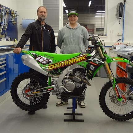 Daniel  und sein Weihnachtsgeschenk! 
Ein ganz besonderes Weihnachtsgeschenk durfte sich heute Daniel abholen! Eine sehr personalisierte Kawasaki KX 250, Modell 2 ... Weiter >>