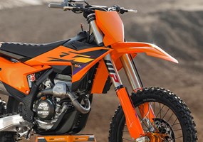 2026 KTM 350 SX-F Mit über einem Jahrzehnt Rennerfahrung – und Siegen –  hat die KTM 350 SX-F den Ruf des Underdogs längst abgelegt und sich zu einem würdigen Gegner entwickelt. Mit nutzbarer Leistung über den gesamten Drehzahlbereich, unvergleichlicher Stabilität bei hoher Geschwindigkeit und echten Meisterschaftsqualitäten ist die KTM 350 SX-F wieder READY TO RACE.