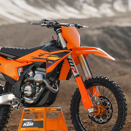 2026 KTM 350 SX-F Mit über einem Jahrzehnt Rennerfahrung – und Siegen –  hat die KTM 350 SX-F den Ruf des Underdogs längst abgelegt und sich zu einem würdigen Gegner entwickelt. Mit nutzbarer Leistung über den gesamten Drehzahlbereich, unvergleichlicher Stabilität bei hoher Geschwindigkeit und echten Meisterschaftsqualitäten ist die KTM 350 SX-F wieder READY TO RACE.