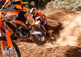 2026 KTM 250 SX RELEASE THE RUCKUS Wenn du an „zügellose Zweitaktleistung“ denkst, wirst du wahrscheinlich eine KTM 250 SX vor dir sehen. Aus  ... Weiter >>