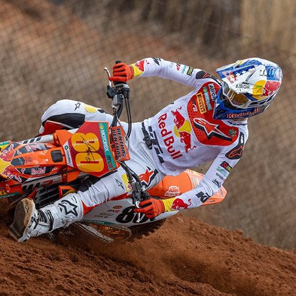 2025 KTM 250 SX-F ADAMO EDITION Die auf 80 Stück limitierte 2025 KTM 250 SX-F ADAMO EDITION versinnbildlicht den READY TO RACE-Leitsatz, den alle KTM-Modelle  ... Weiter >>