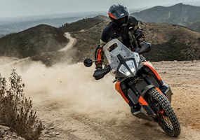 2026 KTM 790 Adventure ADVENTURE FOR EVERYONE\nDie KTM 790 ADVENTURE wurde entwickelt, um das Reisen auf zwei Rädern noch einfacher zu machen. Mit de ... Weiter >>