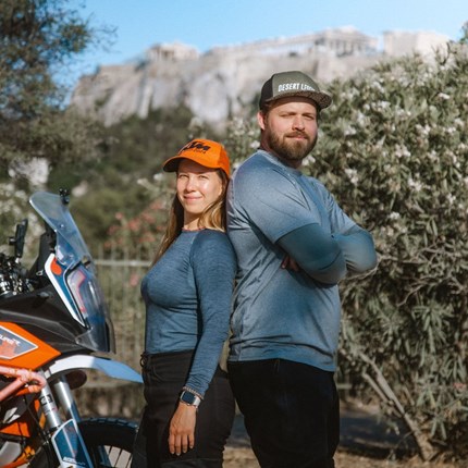 DAS BIKE IST VON UNS ABHÄNGIG – UND WIR VOM BIKE – Samu und Mafe: Zwei Menschen, die ihr Leben auf einem Adventure-Bike leben