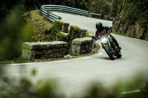 BMW Autohaus Kühnert GmbH & Co. KG-News: 30 %* Rabatt auf Shoei & SENA Helme – jetzt bei Suzuki Schwarzenbach!