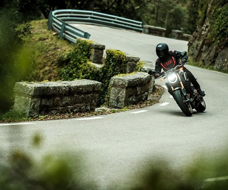 30 %* Rabatt auf Shoei & SENA Helme – jetzt bei Suzuki Schwarzenbach!