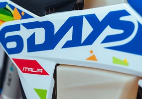 2026 KTM 300 EXC 6DAYS Der KTM 300 EXC 6DAYS fehlen vielleicht ein paar Buchstaben im Titel, aber sei versichert, sie ist immer noch die 100% READY T ... Weiter >>