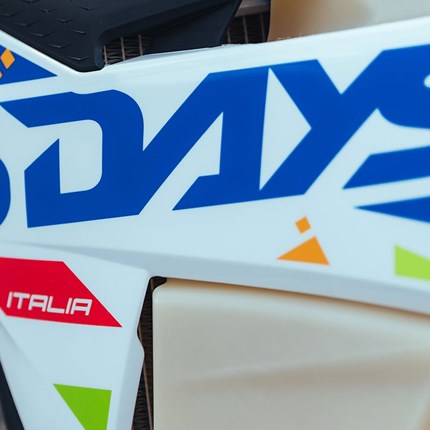 2026 KTM 300 EXC 6DAYS Der KTM 300 EXC 6DAYS fehlen vielleicht ein paar Buchstaben im Titel, aber sei versichert, sie ist immer noch die 100% READY T ... Weiter >>