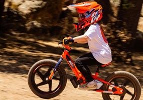 KTM SX-E 1.12 Das KTM SX-E 1.12 ist das ideale Bike für Kleinkinder, die keine oder nur wenig Erfahrung mit Laufrädern haben. Als optimale Größe sollte dein Kind eine Schrittlänge von 35 cm oder mehr haben, um bei leichter Kniebeugung einfach den Boden zu erreichen. Dein Kind sollte lernen, das Bike mit den Füßen anzuschieben, zu balancieren und ohne Unterstützung durch den Antrieb dahinzurollen.