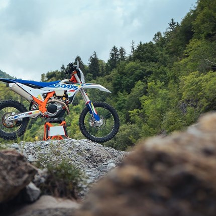 2026 KTM 250 EXC-F 6DAYS Die KTM 250 EXC-F 6DAYS mag den kleinsten Motor im KTM-4-Takt-Line-up haben, aber wenn es hart auf hart kommt, spielt sie ganz ... Weiter >>