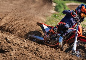 2026 KTM 65 SX Ihr habt gesprochen, wir haben zugehört – und jetzt ist die KTM 65 SX die neueste Version des schnellsten und einfachsten Motocross-Bikes, das dein Nachwuchsfahrer für den nächsten Schritt in Sachen Speed und Skills braucht. Dank wichtiger Modifikationen spüren sie den Dirt noch besser, und Eltern freuen sich über Hardware-Upgrades, die die Lebensdauer verlängern und die Wartung vereinfachen. Die KTM 65 SX bietet die Qualität eines Full-Size-Motocross-Bikes, hochwertige Komponenten, eine voll manuelle Kupplung und ein 6-Gang-Getriebe – ganz zu schweigen vom unverwechselbaren 2-Takt-Powerband. Und natürlich das READY TO RACE-Design und die DNA, die KTM ausmacht. Am Startgatter gibt es keine bessere Wahl.