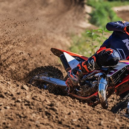 2026 KTM 65 SX Ihr habt gesprochen, wir haben zugehört – und jetzt ist die KTM 65 SX die neueste Version des schnellsten und einfachsten Motocross-Bikes, das dein Nachwuchsfahrer für den nächsten Schritt in Sachen Speed und Skills braucht. Dank wichtiger Modifikationen spüren sie den Dirt noch besser, und Eltern freuen sich über Hardware-Upgrades, die die Lebensdauer verlängern und die Wartung vereinfachen. Die KTM 65 SX bietet die Qualität eines Full-Size-Motocross-Bikes, hochwertige Komponenten, eine voll manuelle Kupplung und ein 6-Gang-Getriebe – ganz zu schweigen vom unverwechselbaren 2-Takt-Powerband. Und natürlich das READY TO RACE-Design und die DNA, die KTM ausmacht. Am Startgatter gibt es keine bessere Wahl.