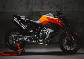 2026 KTM 790 Duke Die KTM 790 DUKE genießt einen erstklassigen Ruf. Bekannt ist sie nicht nur für ihre skalpellgleiche Präzision und die unübert ... Weiter >>