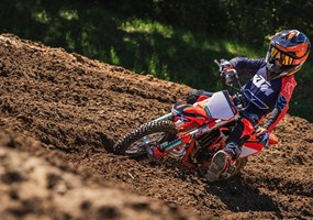 2026 KTM 50 SX FACTORY EDITION Racing schafft Emotionen und Fans – und diese Leidenschaft für Wettbewerb und Spitzenleistung kann in jedem Alter beginnen. Die KTM 50 SX FACTORY EDITION ist unser klares Statement für die Zukunft des Sports. Verlass dich auf echtes READY TO RACE-Feeling mit einem fortschrittlichen Stahlrahmen und einem Motor, der keine Wünsche offenlässt. Das Bike überzeugt mit Top-Komponenten wie DUNLOP Geomax MX53-Reifen, einem FMF-Auspuffsystem, der neuen 35-mm-WP-XACT-AER-Gabel, einem WP-XACT-Monofederbein und einem überarbeiteten hydraulischen Bremssystem von Formula. All das kombiniert mit entscheidenden Gemeinsamkeiten zur Full-Size-Motocross-Reihe, höchster Qualität und revolutionärer Höhenverstellbarkeit. Und nicht zu vergessen: das atemberaubende Factory-Design für den kompletten Werks-Look.