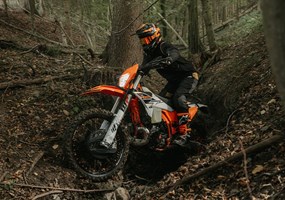 2026 KTM 300 EXC HARDENDURO Die KTM 300 EXC HARDENDURO 2026 ist bereit, aus dem Rennsport-Van auf die Leitung des Startvorgangs für den Prolog zu rollen. Die auf der legendären KTM 300 EXC basierende HARDENDURO brilliert insbesondere durch ein exklusives HARDENDURO-Paket. Hardcore-Schutzteile, Zuggurte, CNC-gefräste Bauteile - ganz zu schweigen von voll einstellbaren Closed-Cartridge-Gabeln - und ein absolut einzigartiges Grafikkit machen dieses Paket zum ultimativen READY TO RACE-Paket für die härteste Offroad-Meisterschaft der Welt.