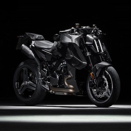 2026 BRABUS 1400 R SIGNATURE EDITION Wie sieht die nächste, stärkste Evolution des BRABUS Motorrads aus? Was passiert, wenn man die Grenzen des Hyper Naked Bike Luxus bis zum absoluten Maximum herausfordert? Unsere Antwort: Die BRABUS 1400 R SIGNATURE EDITION - ein in tiefster Dunkelheit geschmiedetes Masterpiece und eine völlig neue Welt leistungsorientierter, moderner Eleganz auf zwei Rädern. Geschaffen für diejenigen, die es wagen, sich weit über das Gewöhnliche hinwegzusetzen. Angetrieben von dem Willen, die Nacht zu bezwingen.