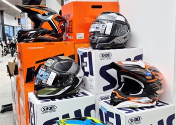 Neu eingetroffen: Helme von Shoei & KTM