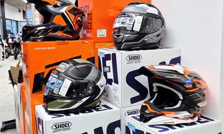 Neu eingetroffen: Helme von Shoei & KTM