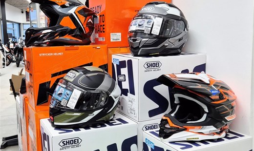 Neu eingetroffen: Helme von Shoei & KTM