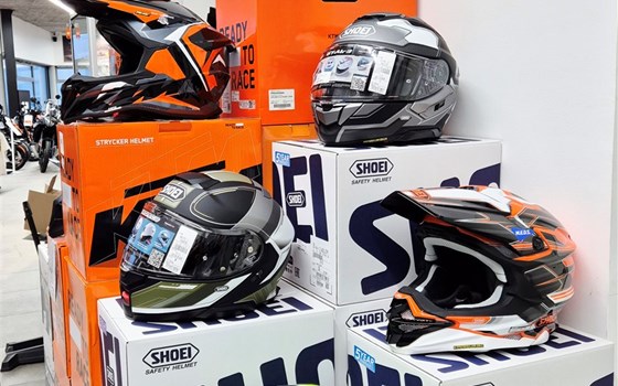 Neu eingetroffen: Helme von Shoei & KTM - Bild 1
