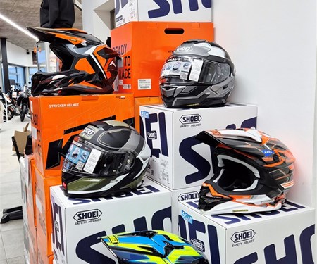 Neu eingetroffen: Helme von Shoei & KTM