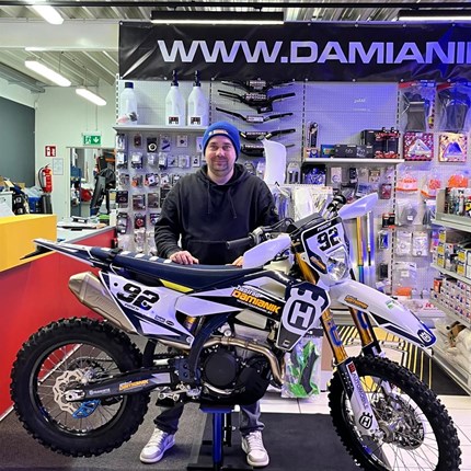 Übergabe einer sehr edlen Husqvarna FE 350/2026 !! 
Es freut uns , dass wir an  unseren Teamfahrer und langjährigen Kunden Sebastian eine neue Husqvarna FE 350 der Modellreihe  ... Weiter >>