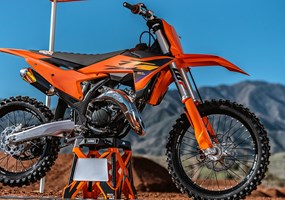 2026 KTM 125 SX Es gibt nur wenige Sounds, die das toppen: Das Zischen einer eiskalten Dose am heißen Tag, das Ping beim perfekten Golfschlag – und das Kreischen eines 125er-2-Takters am Gasanschlag. Die KTM 125 SX kommt direkt aus dem KTM Factory Racing Team – für pure Performance, pure Ergebnisse. Und wie ihr Sound bleibt auch das Erlebnis unvergesslich.