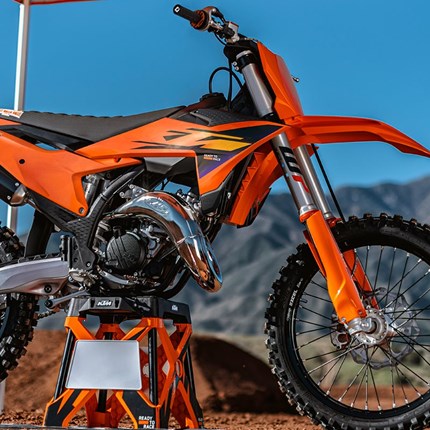 2026 KTM 125 SX Es gibt nur wenige Sounds, die das toppen: Das Zischen einer eiskalten Dose am heißen Tag, das Ping beim perfekten Golfschlag – und das Kreischen eines 125er-2-Takters am Gasanschlag. Die KTM 125 SX kommt direkt aus dem KTM Factory Racing Team – für pure Performance, pure Ergebnisse. Und wie ihr Sound bleibt auch das Erlebnis unvergesslich.