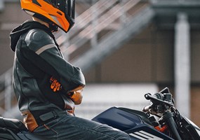 2026 KTM 390 Duke Mit der KTM 390 DUKE wird die Welt um dich herum zu einem einzigen Gymkhana! Dieser mittelgewichtige Kraftprotz bringt außergewöhnliche Wendigkeit, leichtgängiges Handling und schlagkräftige Leistung auf die Straße. Er ist bereit, jede Kurve zu meistern. Mit modernsten Fahrerhilfen, einem völlig neuen Rahmen, einer einstellbaren Federung und einem aggressiven neuen Look setzt sich die KTM 390 DUKE die Krone auf, wenn es darum geht, den Asphalt zu zerlegen.