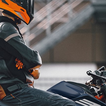 2026 KTM 390 Duke Mit der KTM 390 DUKE wird die Welt um dich herum zu einem einzigen Gymkhana! Dieser mittelgewichtige Kraftprotz bringt außergewöhnliche Wendigkeit, leichtgängiges Handling und schlagkräftige Leistung auf die Straße. Er ist bereit, jede Kurve zu meistern. Mit modernsten Fahrerhilfen, einem völlig neuen Rahmen, einer einstellbaren Federung und einem aggressiven neuen Look setzt sich die KTM 390 DUKE die Krone auf, wenn es darum geht, den Asphalt zu zerlegen.