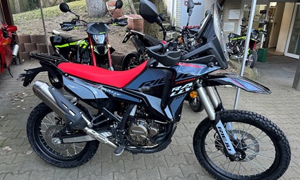 Die neue Rieju 307 Rally - 100 % Dakar-inspiriertes Design: Das Design ist von den legendären Rallye-Raid-Motorrädern inspiriert!