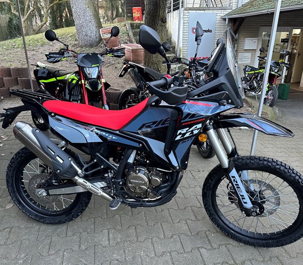 Die neue Rieju 307 Rally - 100 % Dakar-inspiriertes Design: Das Design ist von den legendären Rallye-Raid-Motorrädern inspiriert! 
Diese neue Rieju 307 Rally können Sie jetzt live bei uns genießen. Jetzt hat Rieju mit der 307 Rally eine Enduro aus dem Ärmel gezaubert die es  ...