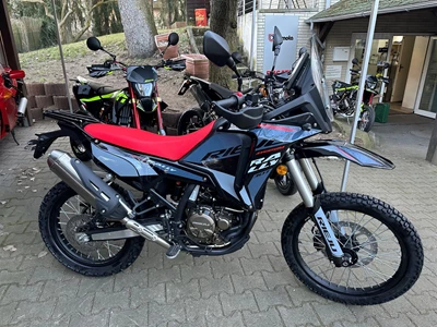 Die neue Rieju 307 Rally - 100 % Dakar-inspiriertes Design: Das Design ist von den legendären Rallye-Raid-Motorrädern inspiriert!