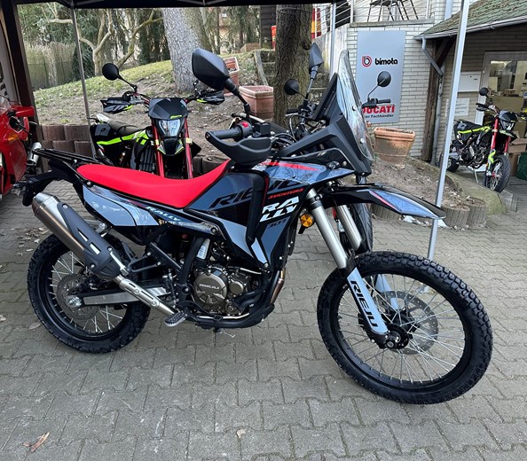 Die neue Rieju 307 Rally -ein Enduro Highlight 2026: Das Design ist von den legendären Rallye Motorrädern inspiriert! 
Diese neue Rieju 307 Rally können Sie live bei uns genießen. Jetzt hat Rieju mit der 307 Rally eine Enduro aus dem Ärmel gezaubert die es in sic ...