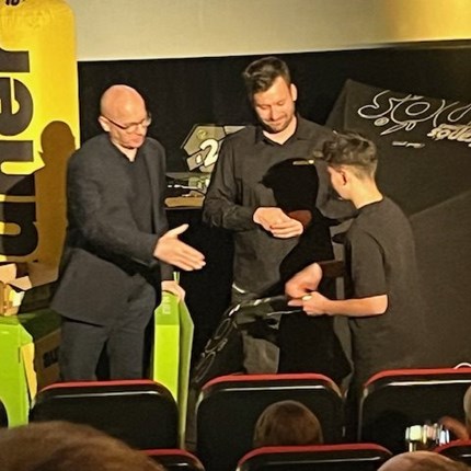 Herzlichen Glückwunsch an Jan Fally!! 
Jan hat uns zur Auner-Cup Siegerehrung eingeladen! Es war uns eine große Ehre bei diesen Event dabei zu sein! Der Trainingse ... Weiter >>