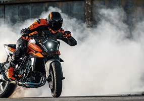 2026 KTM 990 Duke Die völlig neue KTM 990 DUKE trifft hochpräzise immer ins Schwarze. Mit 123 PS und 103 Nm in einem völlig neuen Rahmen, einer einstellbaren WP APEX-Federung und einer feinabgestimmten Elektronik ist sie das leichteste, schärfste und leistungsstärkste NAKED-Motorrad der Mittelklasse, das jemals den Namen DUKE getragen hat.