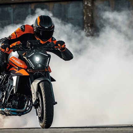 2026 KTM 990 Duke Die völlig neue KTM 990 DUKE trifft hochpräzise immer ins Schwarze. Mit 123 PS und 103 Nm in einem völlig neuen Rahmen, einer einstellbaren WP APEX-Federung und einer feinabgestimmten Elektronik ist sie das leichteste, schärfste und leistungsstärkste NAKED-Motorrad der Mittelklasse, das jemals den Namen DUKE getragen hat.
