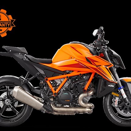 2026 KTM 1390 Super Duke R EVO Die KTM 1390 SUPER DUKE R EVO ist ein echtes, ausgereiftes BEAST. Sie verfügt nicht nur über die gleiche Top-Ausstattung wie die brandneue KTM 1390 SUPER DUKE R, sondern zusätzlich auch noch über die intuitive WP Semi-Active Suspension Technology (SAT). Damit ist sie in der Lage, die Federung automatisch an die Fahrbahnbedingungen und die Fahrer-Inputs anzupassen. So bringt sie Intelligenz auf den Asphalt – und in die Jagd.