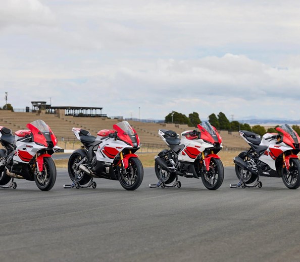 Neue 70th Anniversary R-Modelle  
Weiß-rote Dominanz in jeder Klasse

Basierend auf den ikonischen Farben der limitierten R7 Rennmaschine von 1999 weckt dieses weiß-rote Jubilä ...